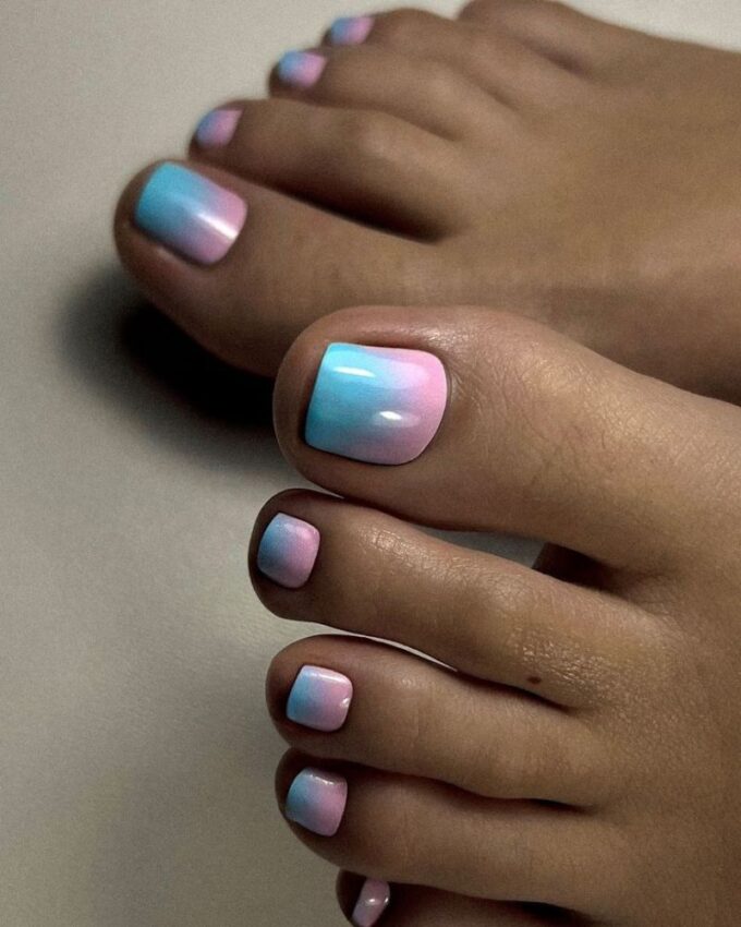 Różowo-niebieski gradient – idealny pedicure na letnie dni