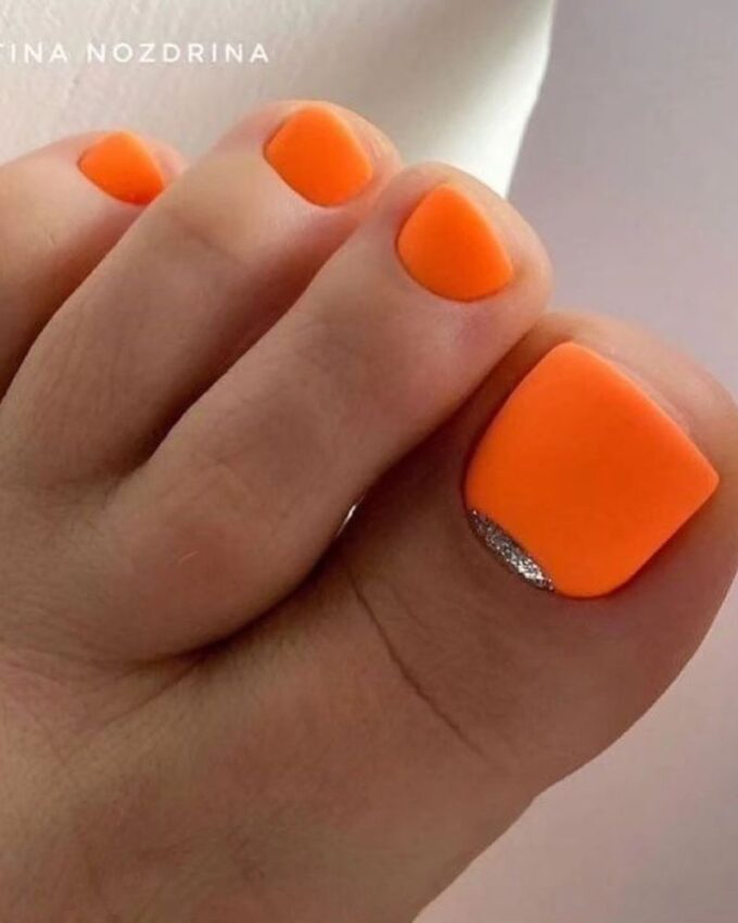 Matowy pomarańczowy pedicure – prostota i styl w jednym