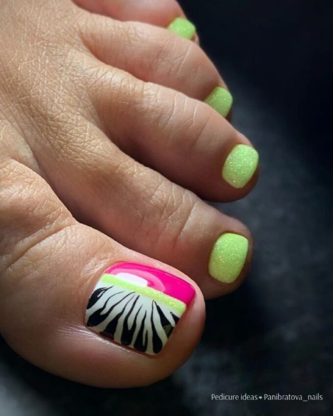 Limonkowy zielony pedicure z brokatem – idealny letni trend