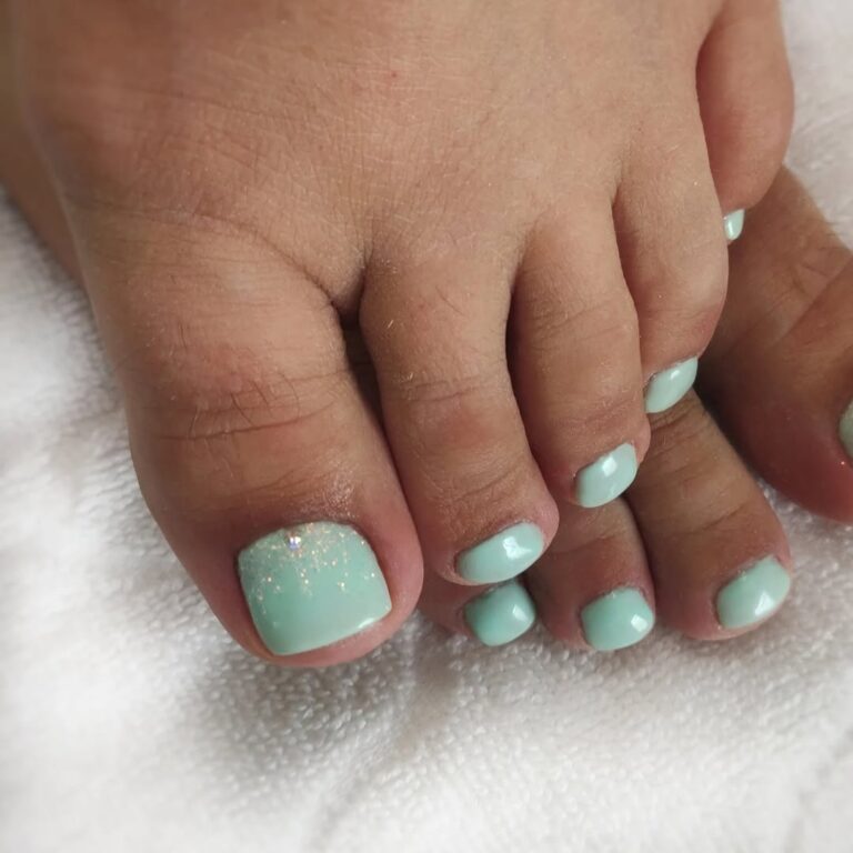 Read more about the article Miętowy pedicure: świeże pomysły, profesjonalne porady i modowe akcenty