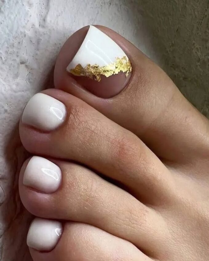 Biały pedicure z detalami z złotej folii