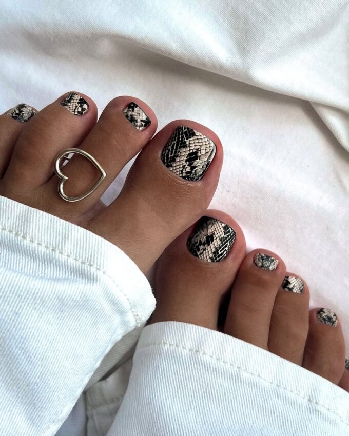 Pedicure inspirowany wzorem skóry węża w naturalnych kolorach – elegancki i subtelny wybór