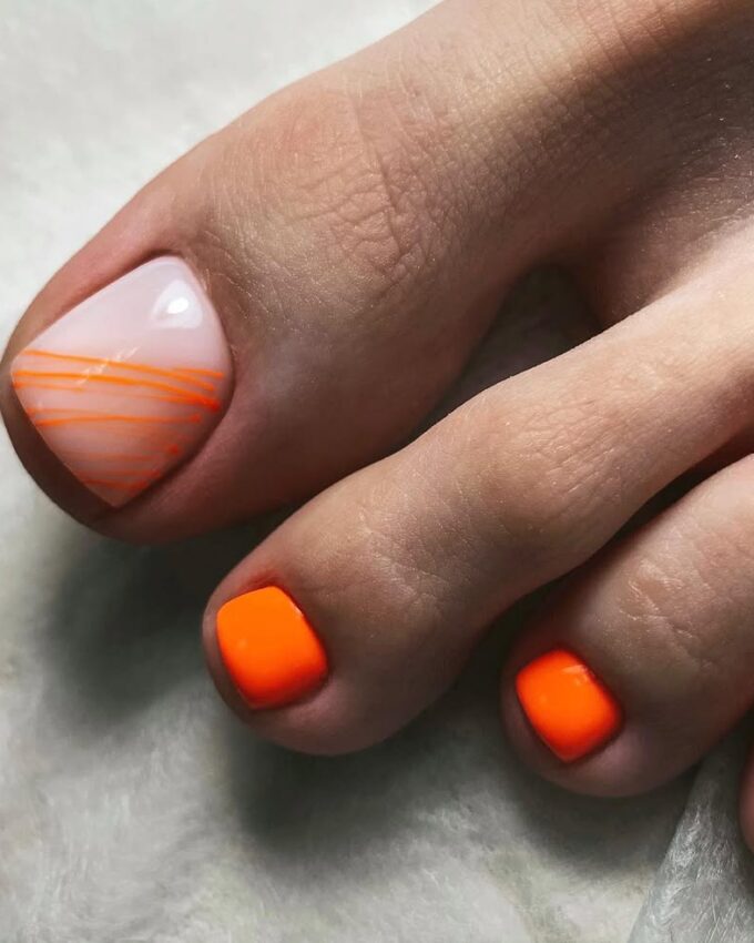 Pédicure nude avec accents orange