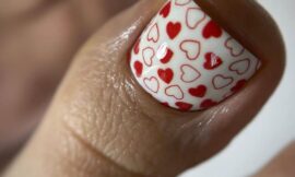 Spokojny pedicure bez zdobień z lakierami Mollon PRO – pomysły, zdjęcia i porady