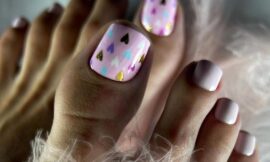 Spokojny pedicure bez zdobień z lakierami JOIA Vegan: pomysły, zdjęcia i porady