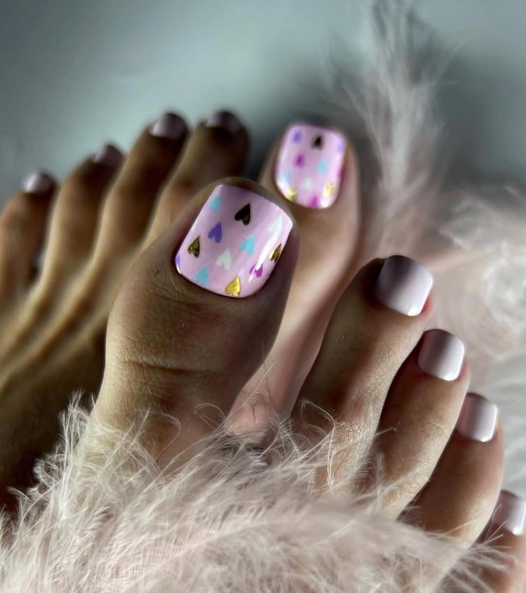 Pastelowy pedicure z kolorowymi serduszkami