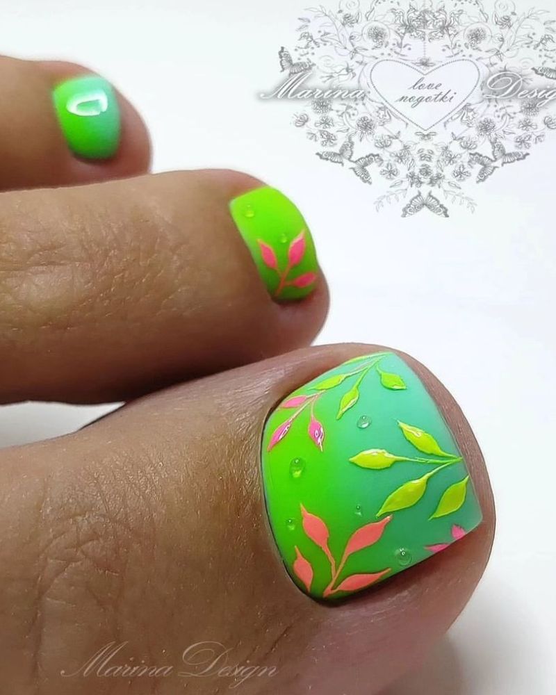 Gradient niebieskiego i zieleni z motywem liści – idealne na świeży letni pedicure