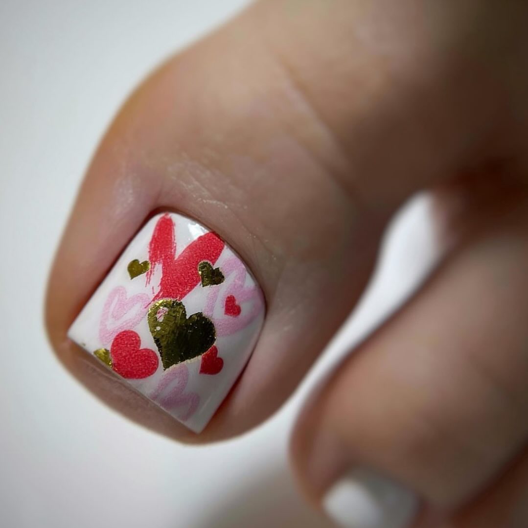 Pedicure z wielokolorowymi serduszkami na białej bazie