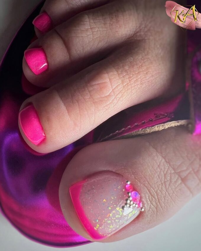 Pedicure z neonowym różem oraz brokatowym paznokciem ozdobionym kamyczkami