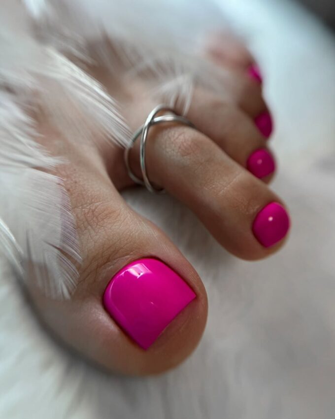 Prosty neonowy różowy pedicure z połyskiem