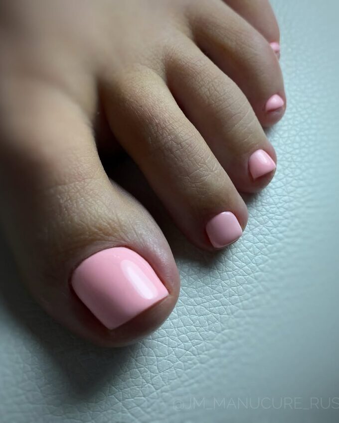 Pedicure w jednolitym, jasnoróżowym odcieniu