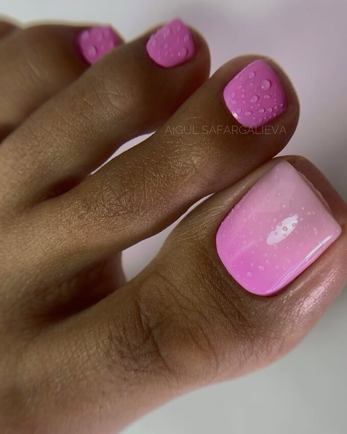 Ombre pedicure w odcieniach różu z efektem kropel wody