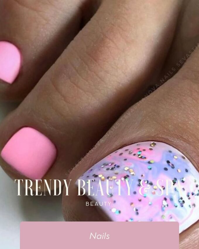 Marmurkowy pedicure w pastelowym różu z brokatem na dużym paznokciu