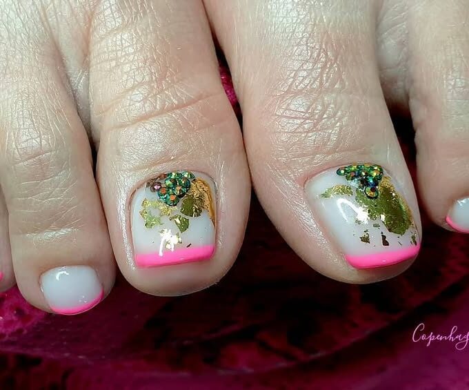 Subtelny różowy french pedicure z akcentami złota i kolorowymi cyrkoniami