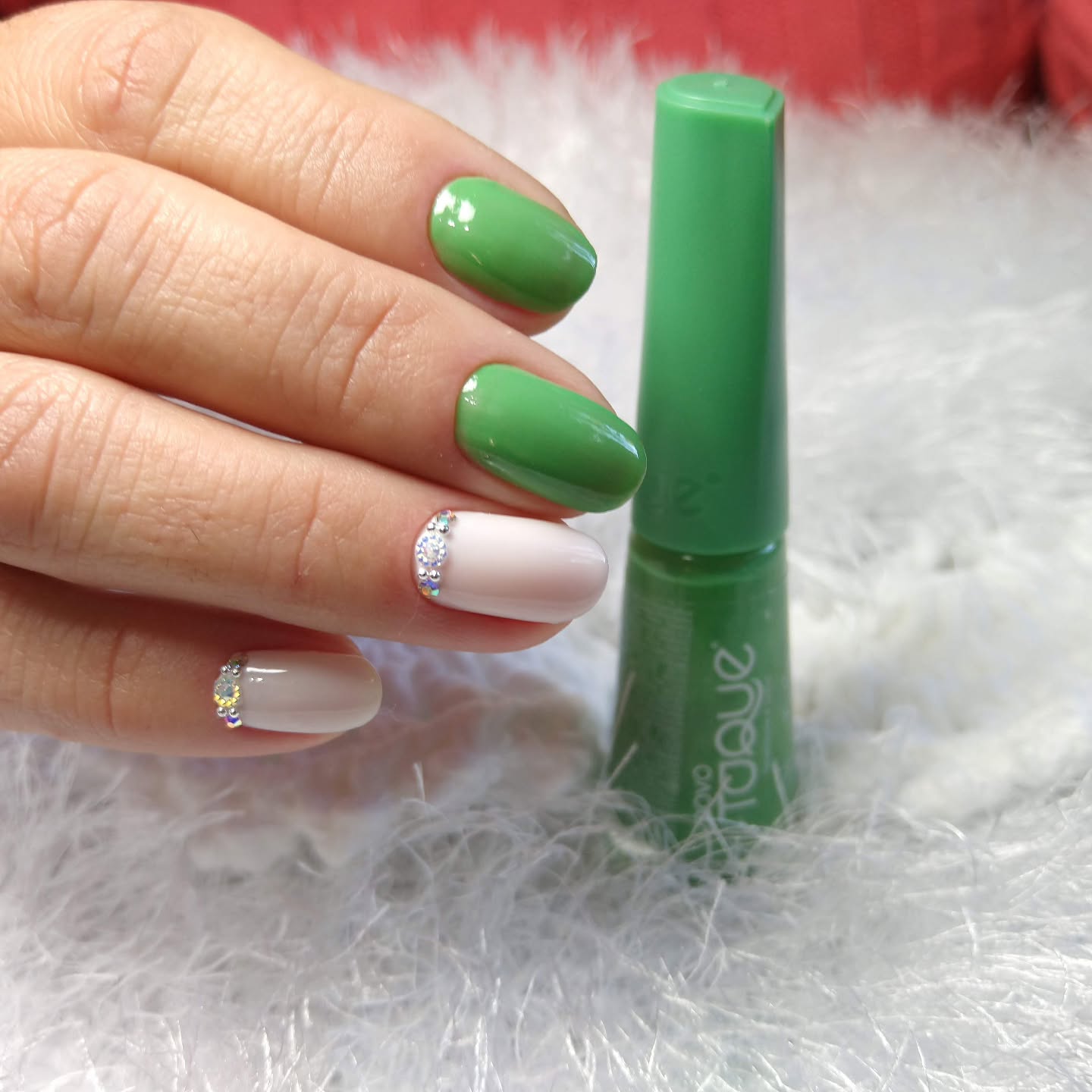 Zielona eksplozja: świeżość i wyrafinowanie na paznokciach!
