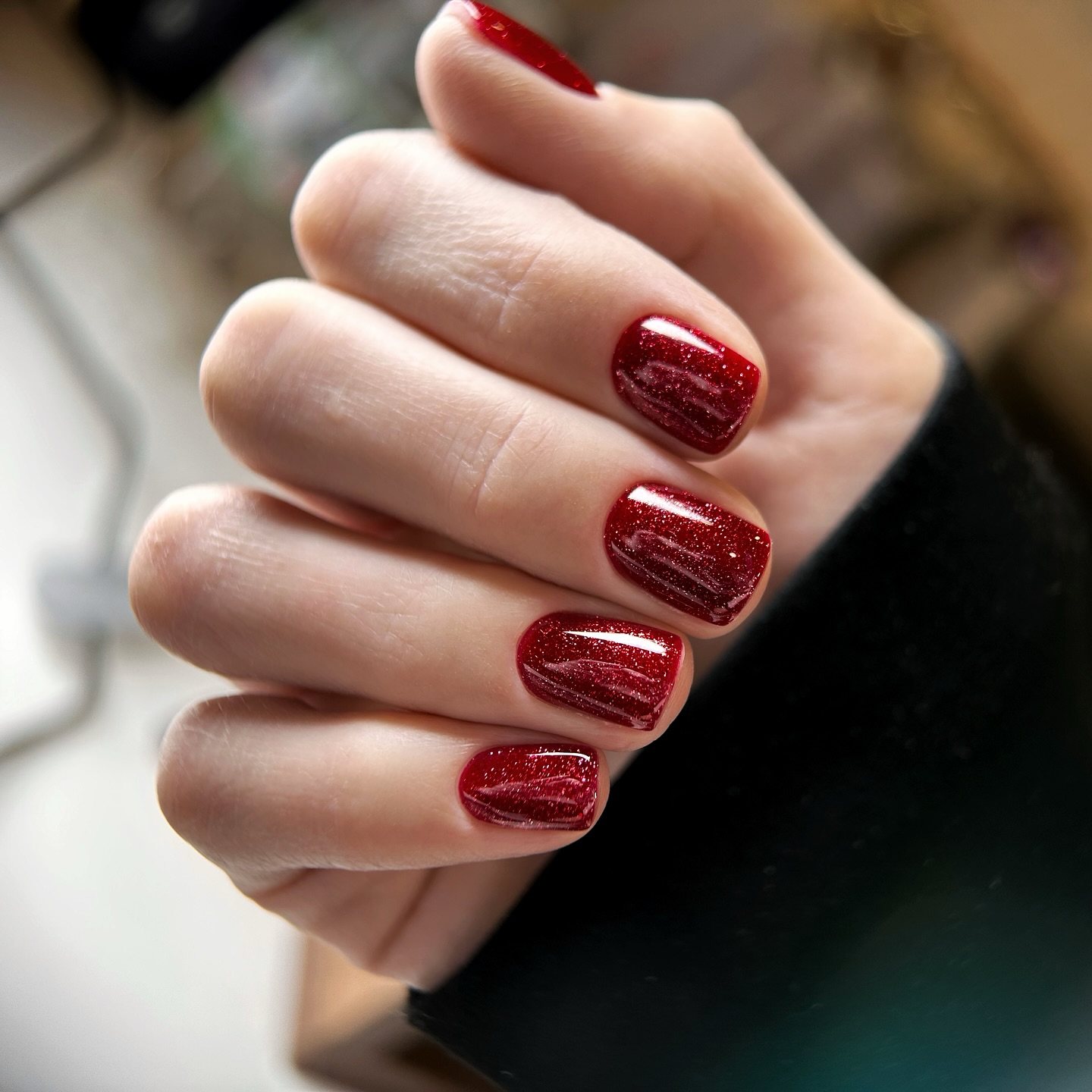 Rubinowy blask na paznokciach: szyk i połysk
