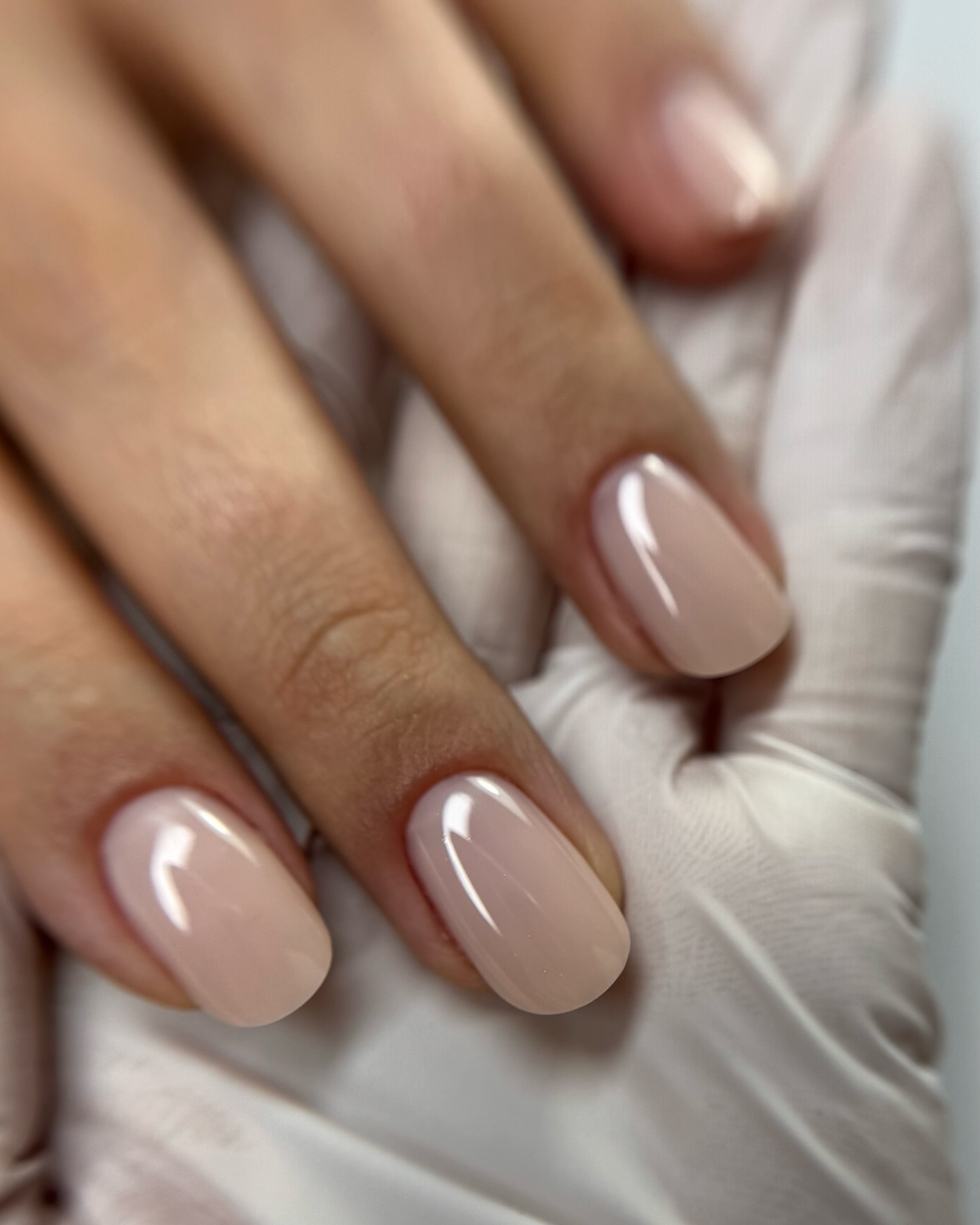 Elegancja w każdym ruchu: niesamowita delikatność paznokci