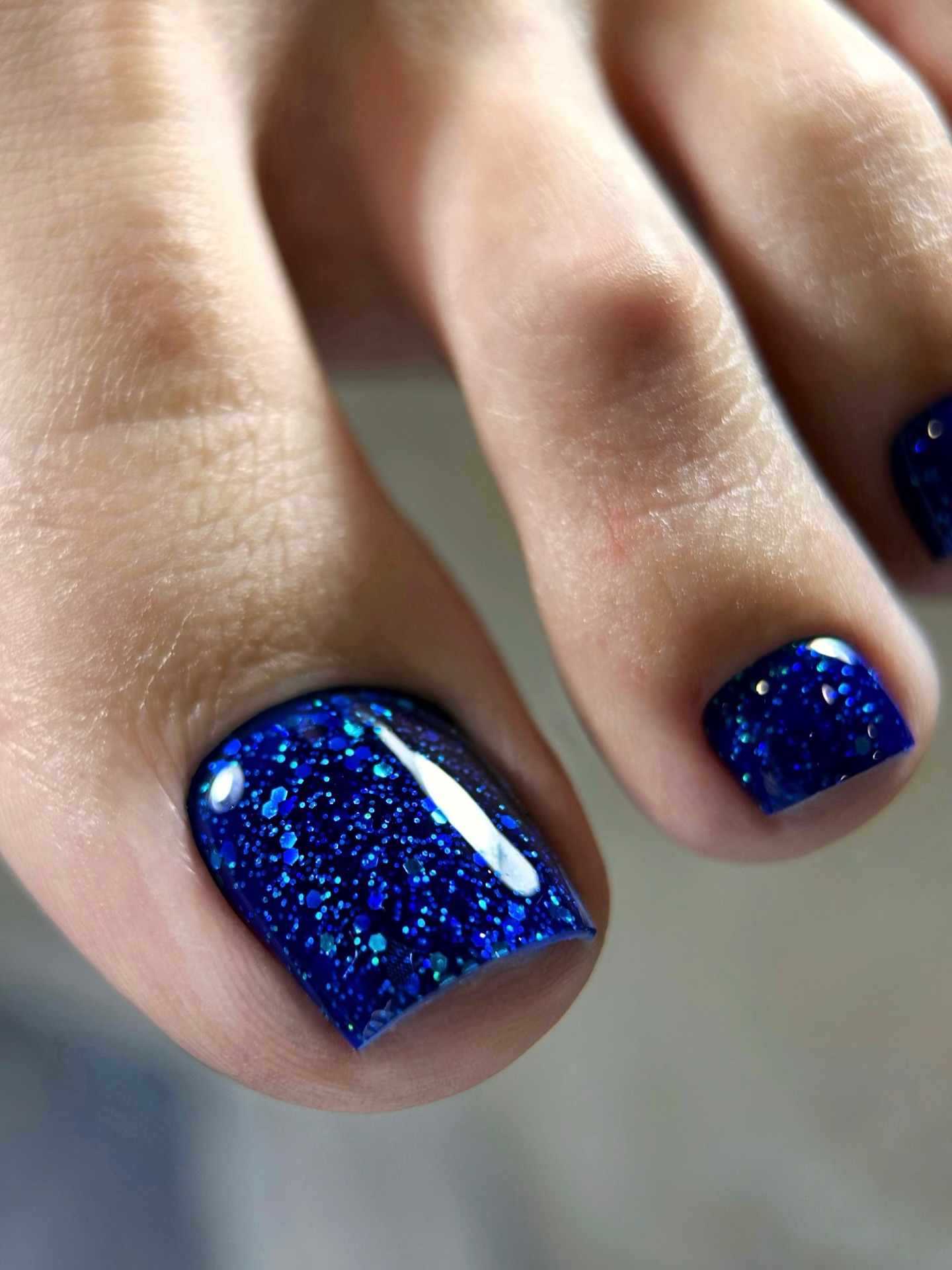 Niebieskie iskry na paznokciach: kosmiczna magia pod stopami