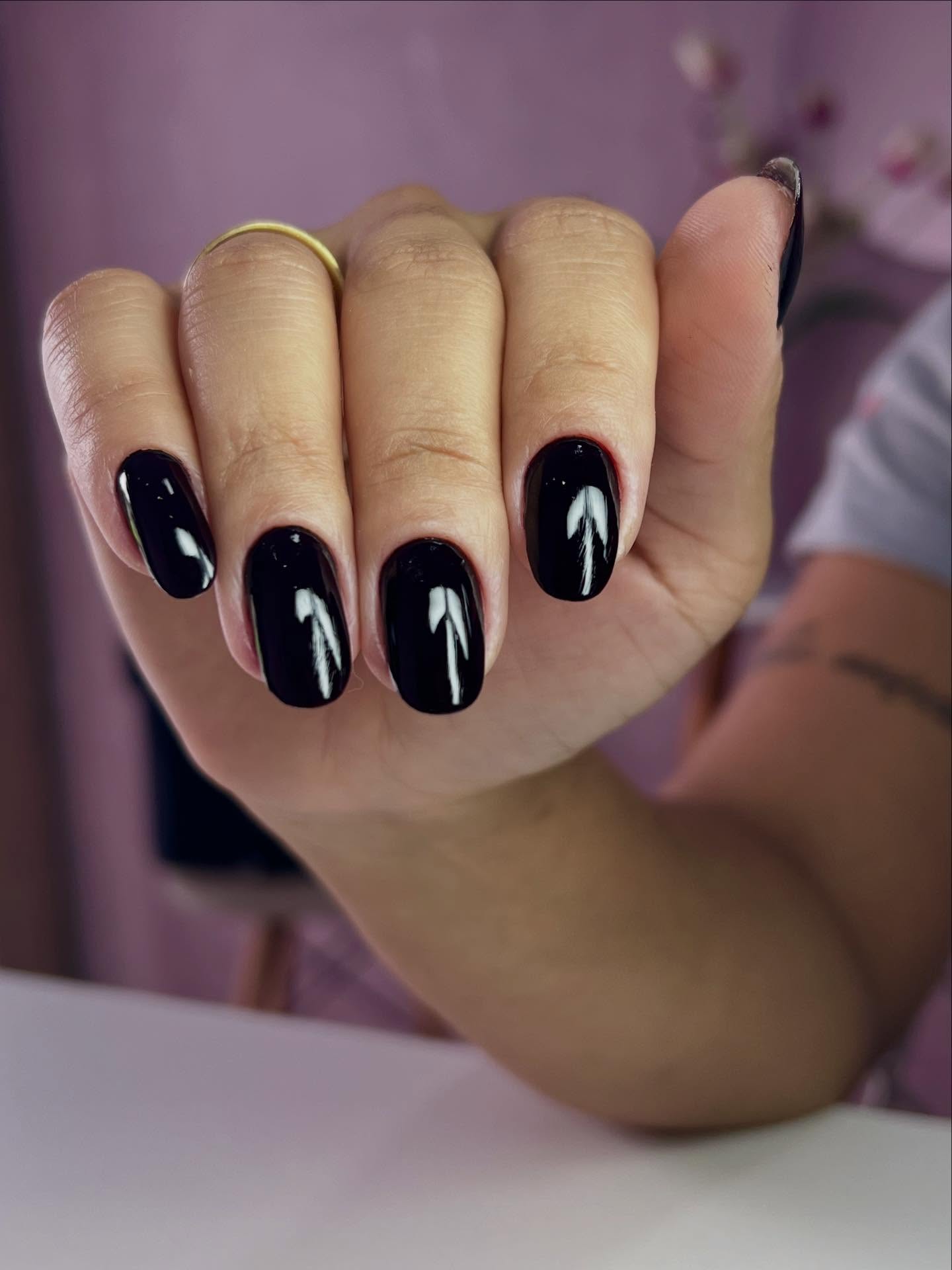 Elegancja w każdym detalu: magia czerni na paznokciach