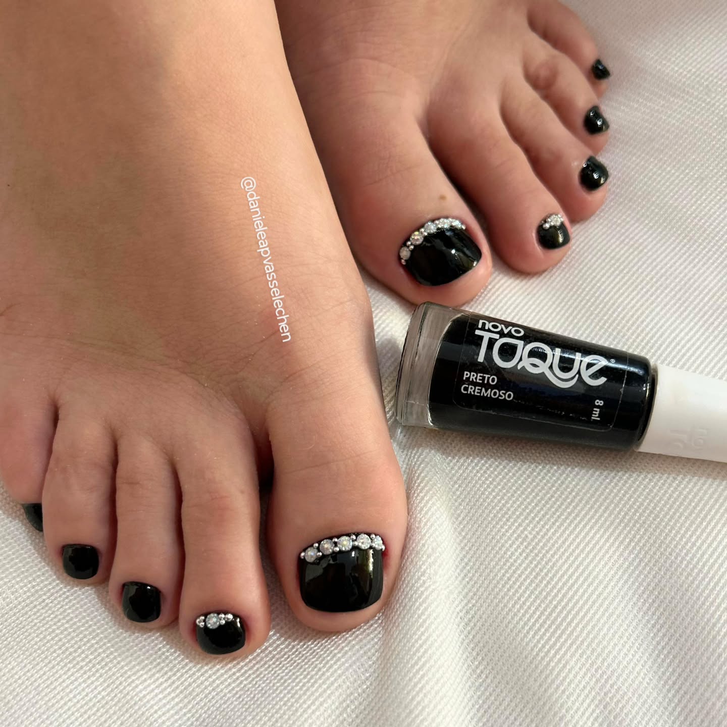 Czarny szyk: pedicure, który zachwyca