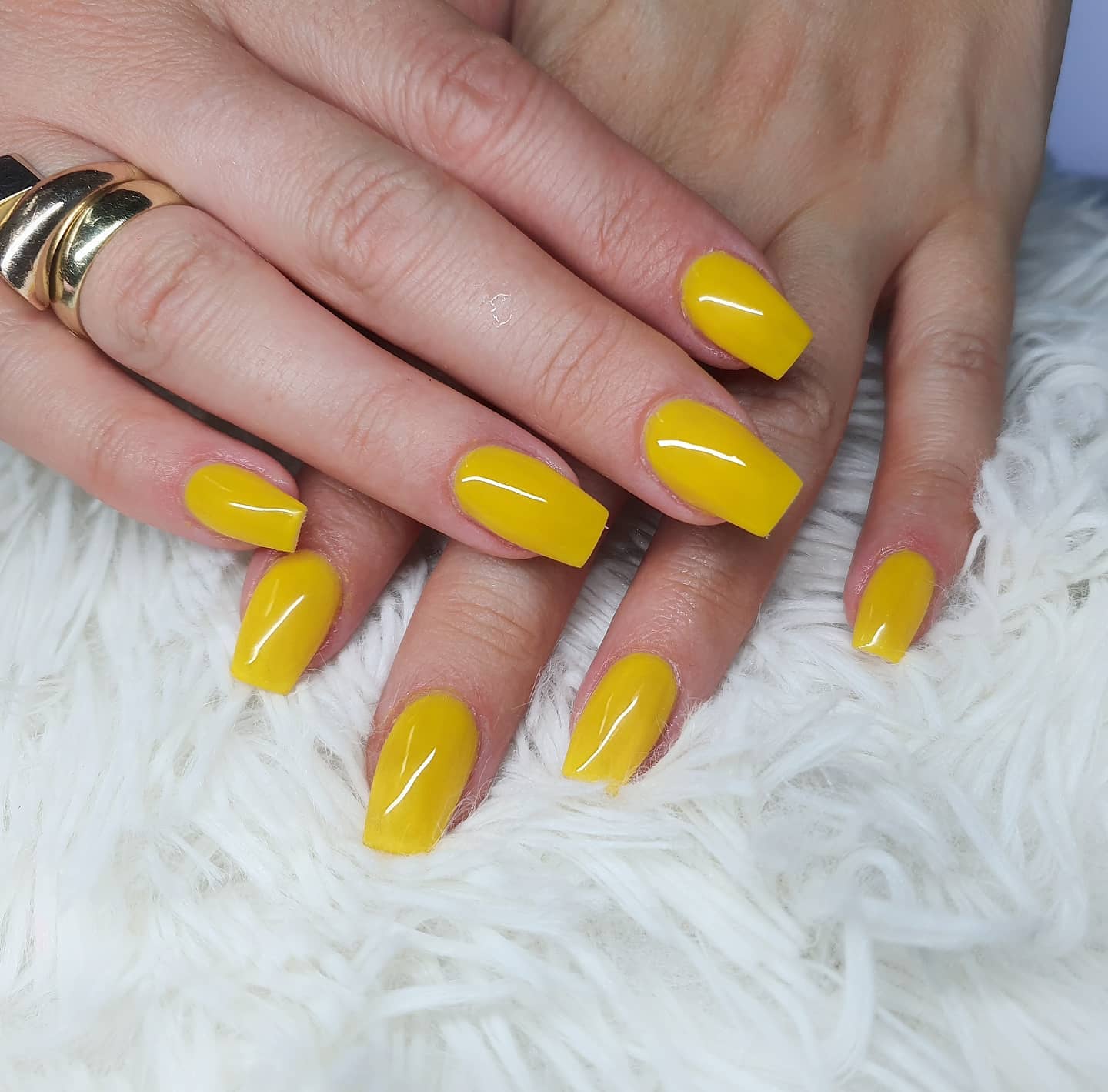 Blask żółci: słoneczny manicure