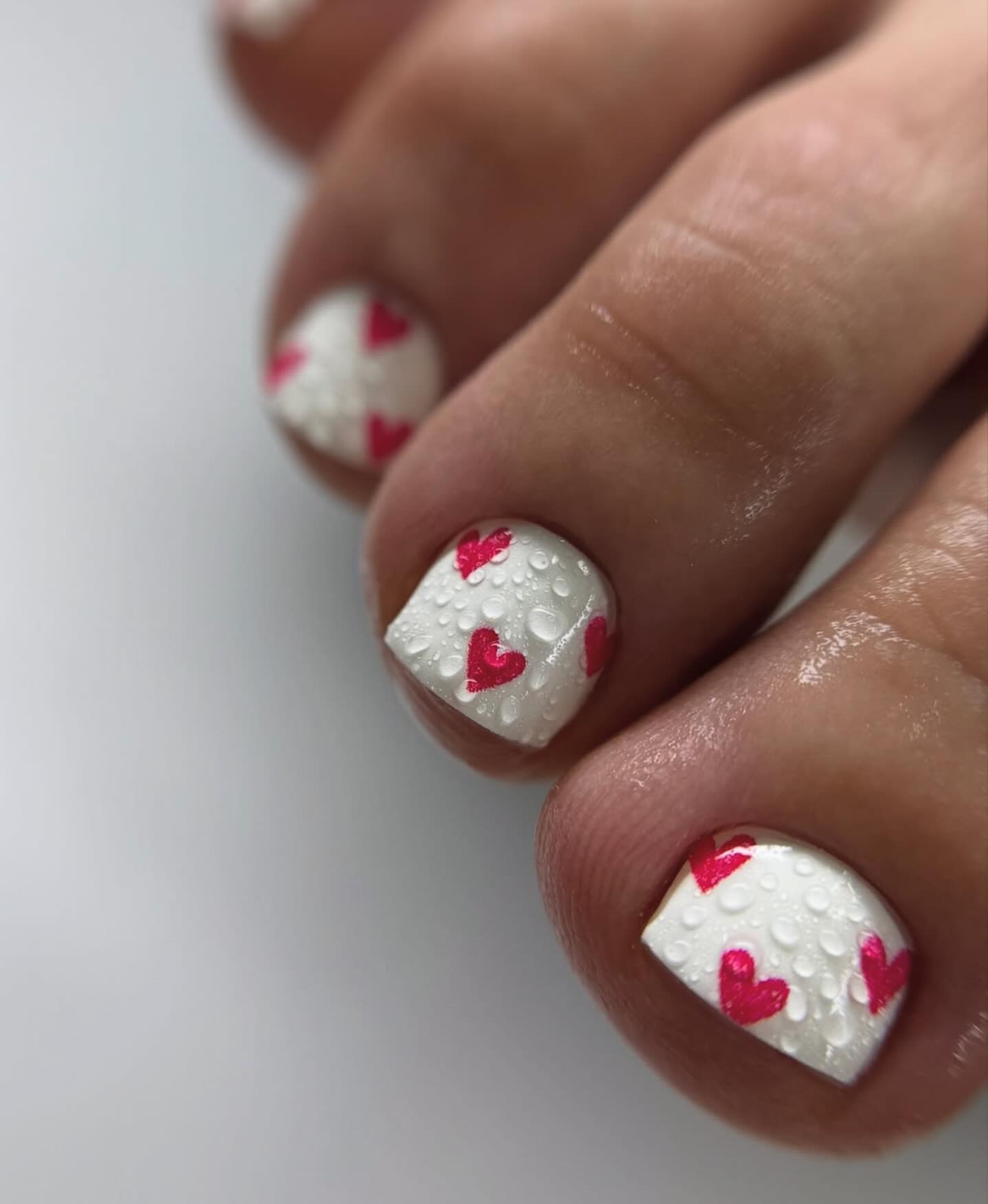 Miłość aż po czubki palców: uroczy pedicure z serduszkami!