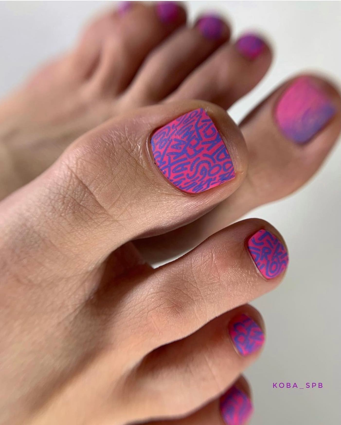 Żywa eksplozja koloru na paznokciach!