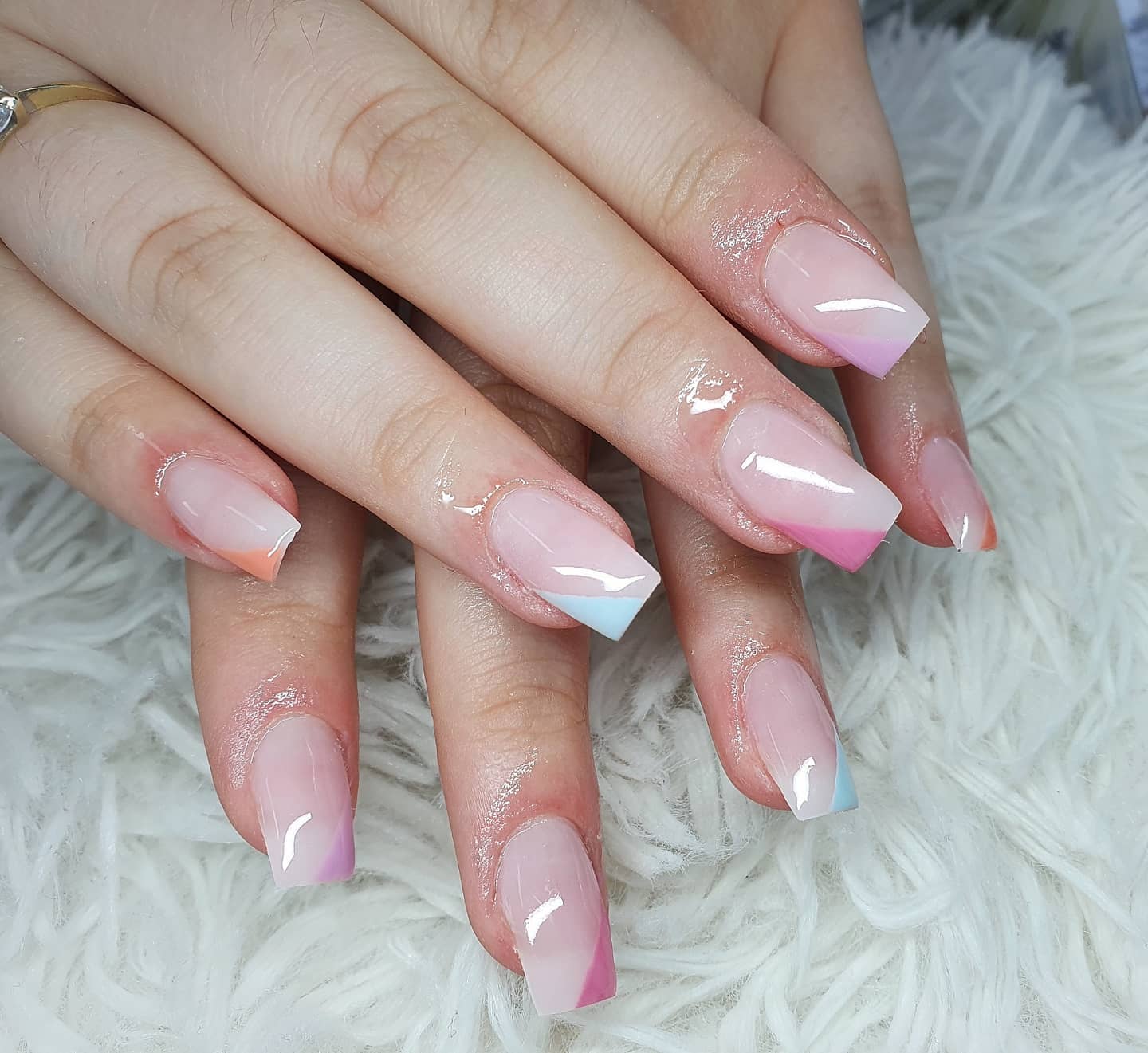 Delikatność pastelowego ombre w każdym paznokciu