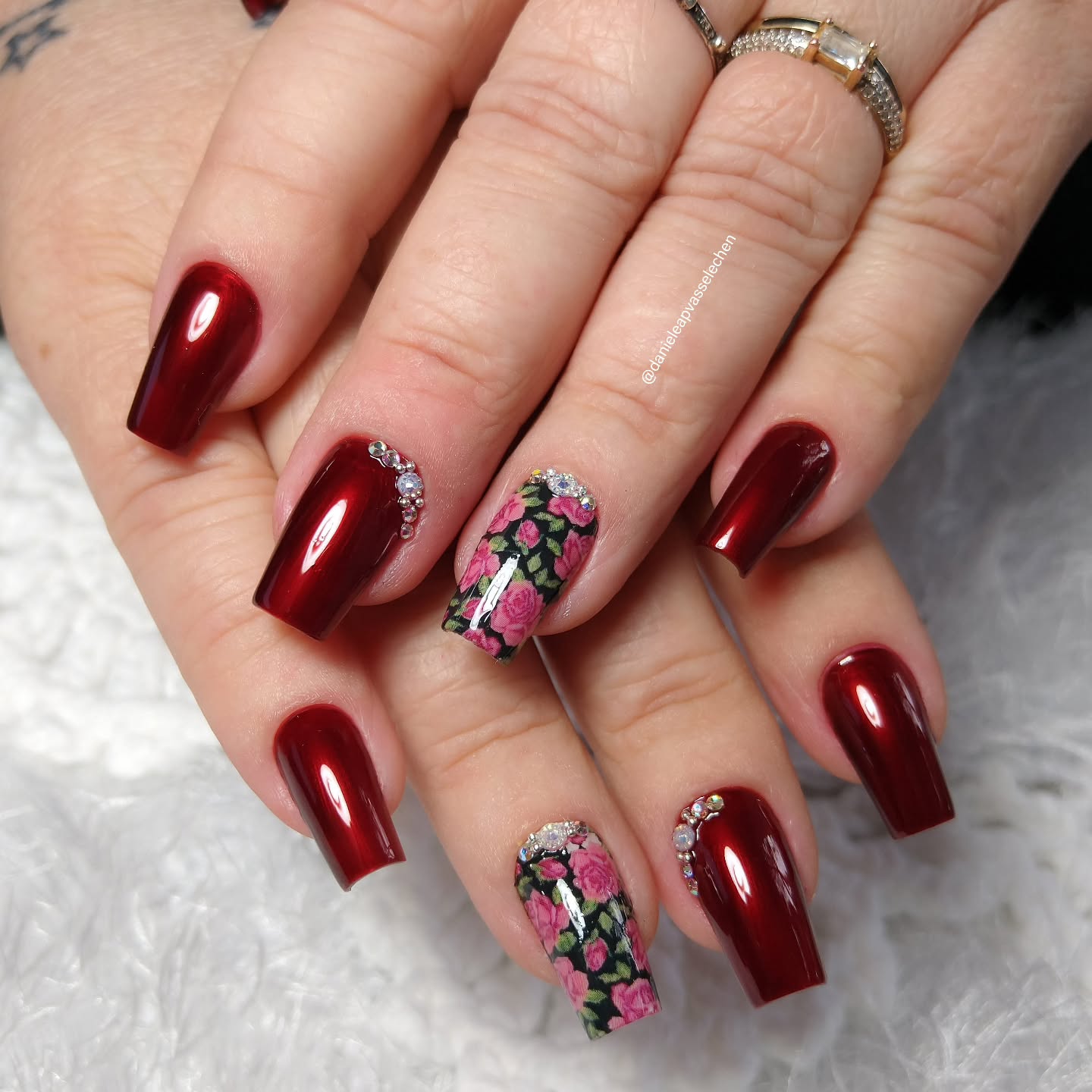 Romantyczny bukiet na paznokciach