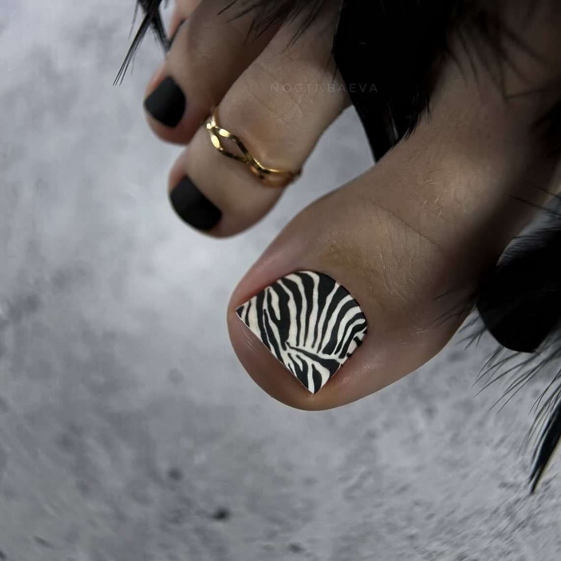 Dziki styl: zebra na stopach!