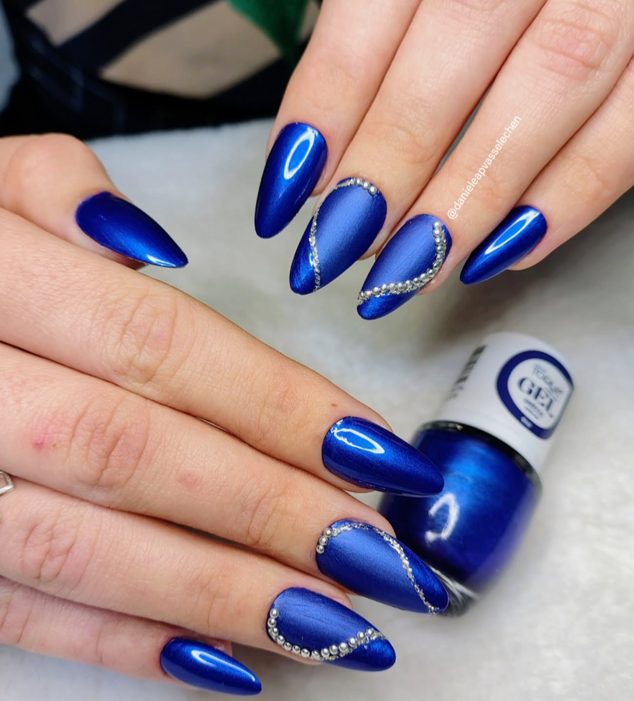 Wyrafinowany niebieski akcent, który przyciąga spojrzenia