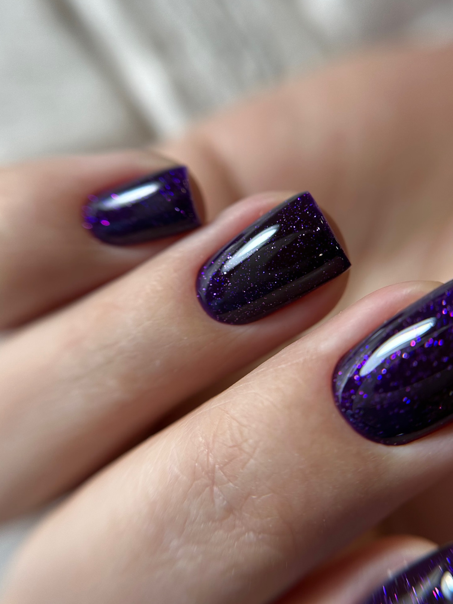 Tajemniczy blask fioletowej przestrzeni