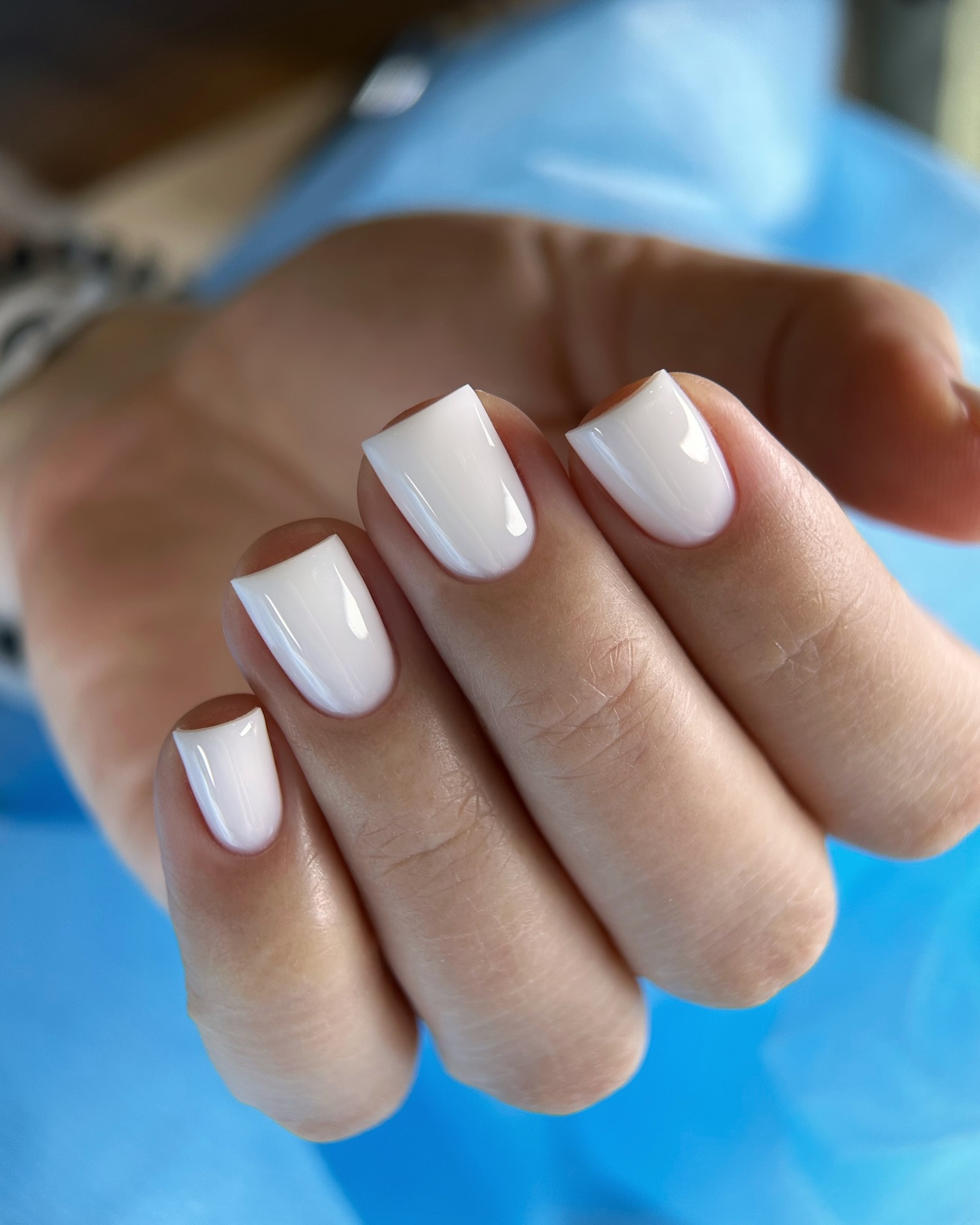Perła prostoty: klasyczny biały manicure