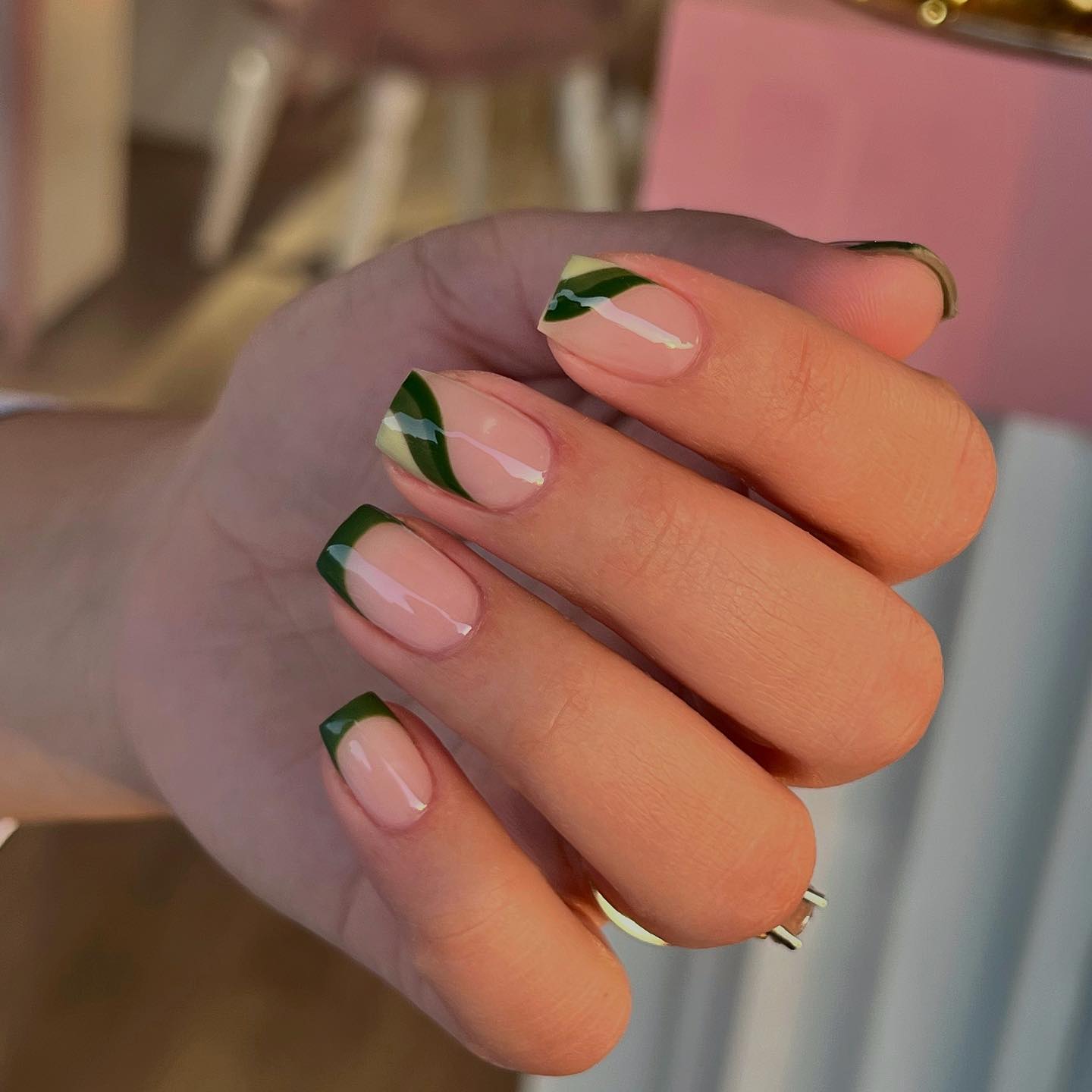 Egzotyczny urok: zielony french z tajemniczym akcentem