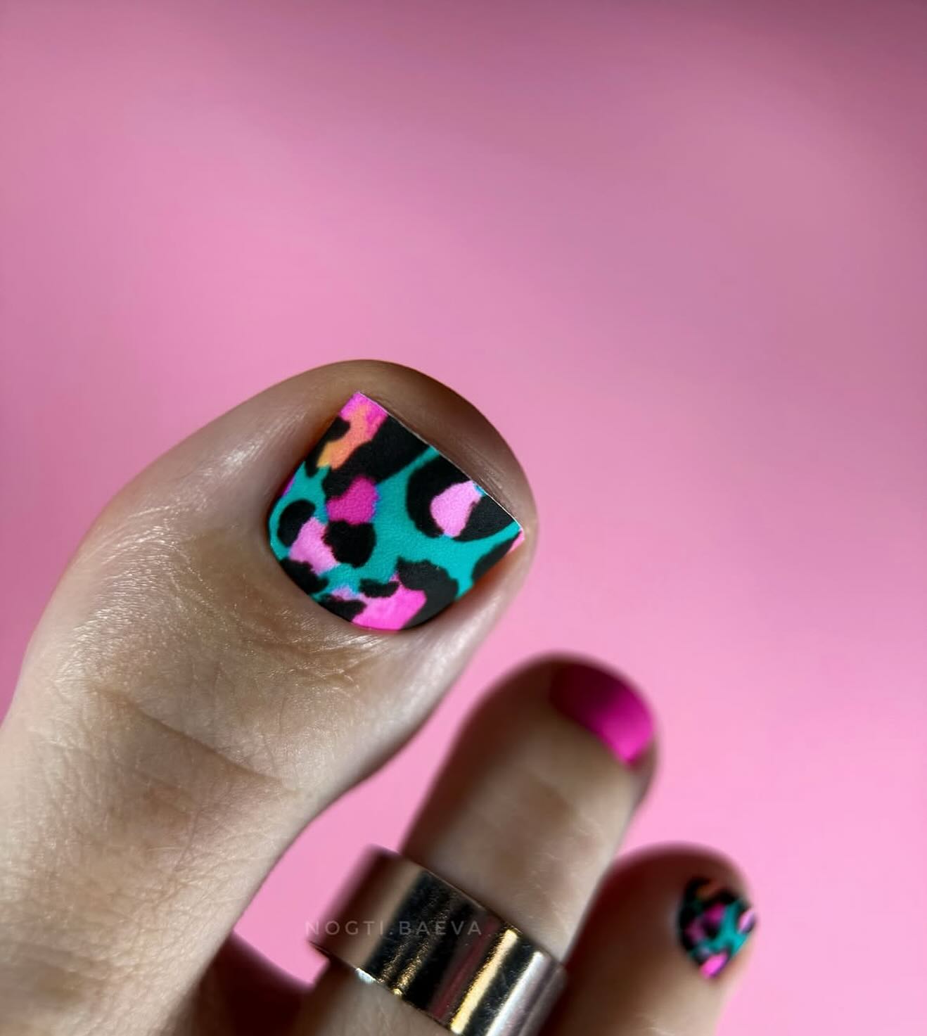 Kolorowa eksplozja na Twoich paznokciach!