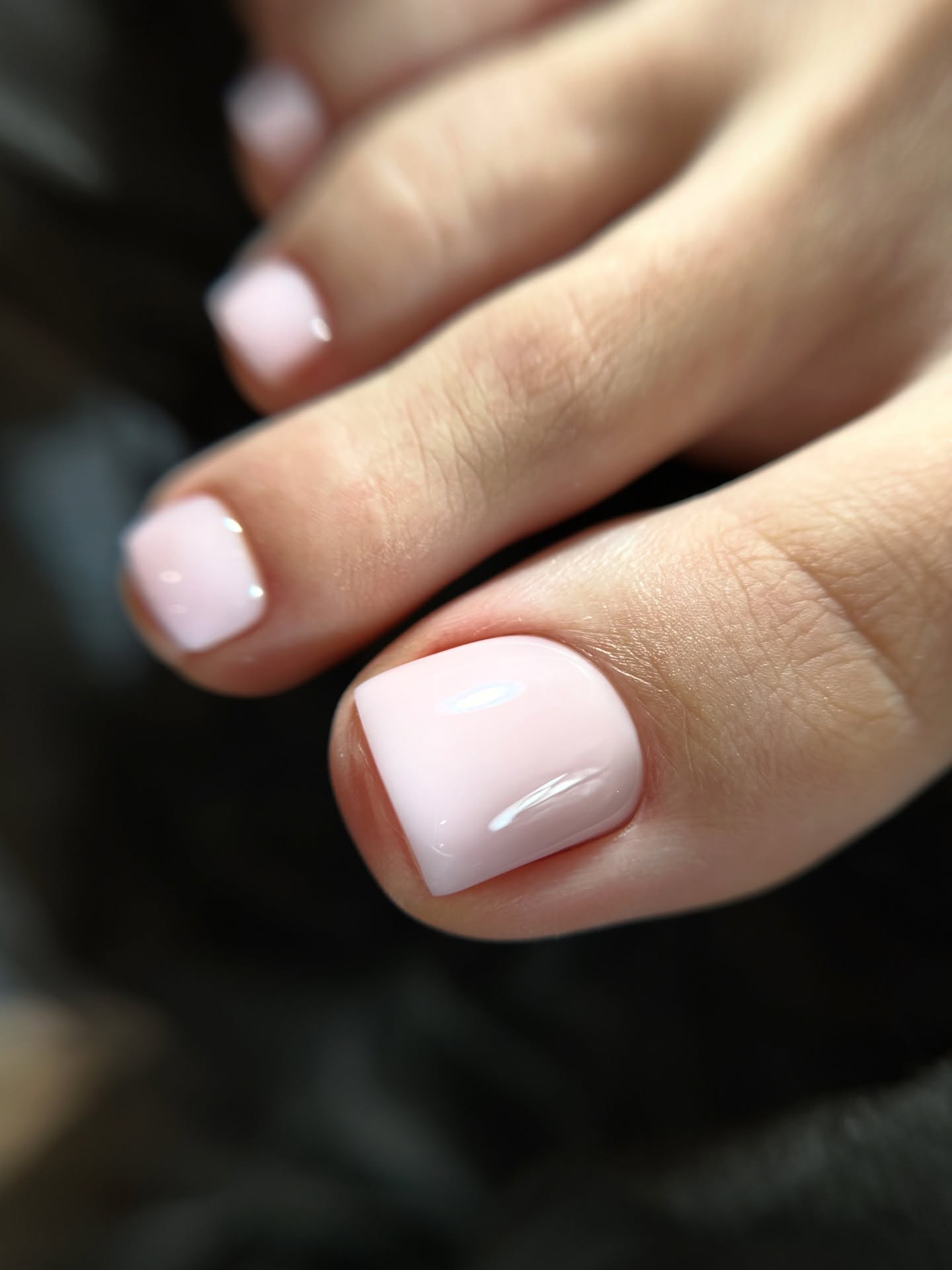 Elegancja w każdym detalu: delikatnie różowy pedicure