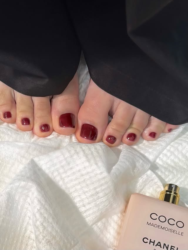 Elegancja w każdym detalu: klasyczny pedicure, który zachwyca