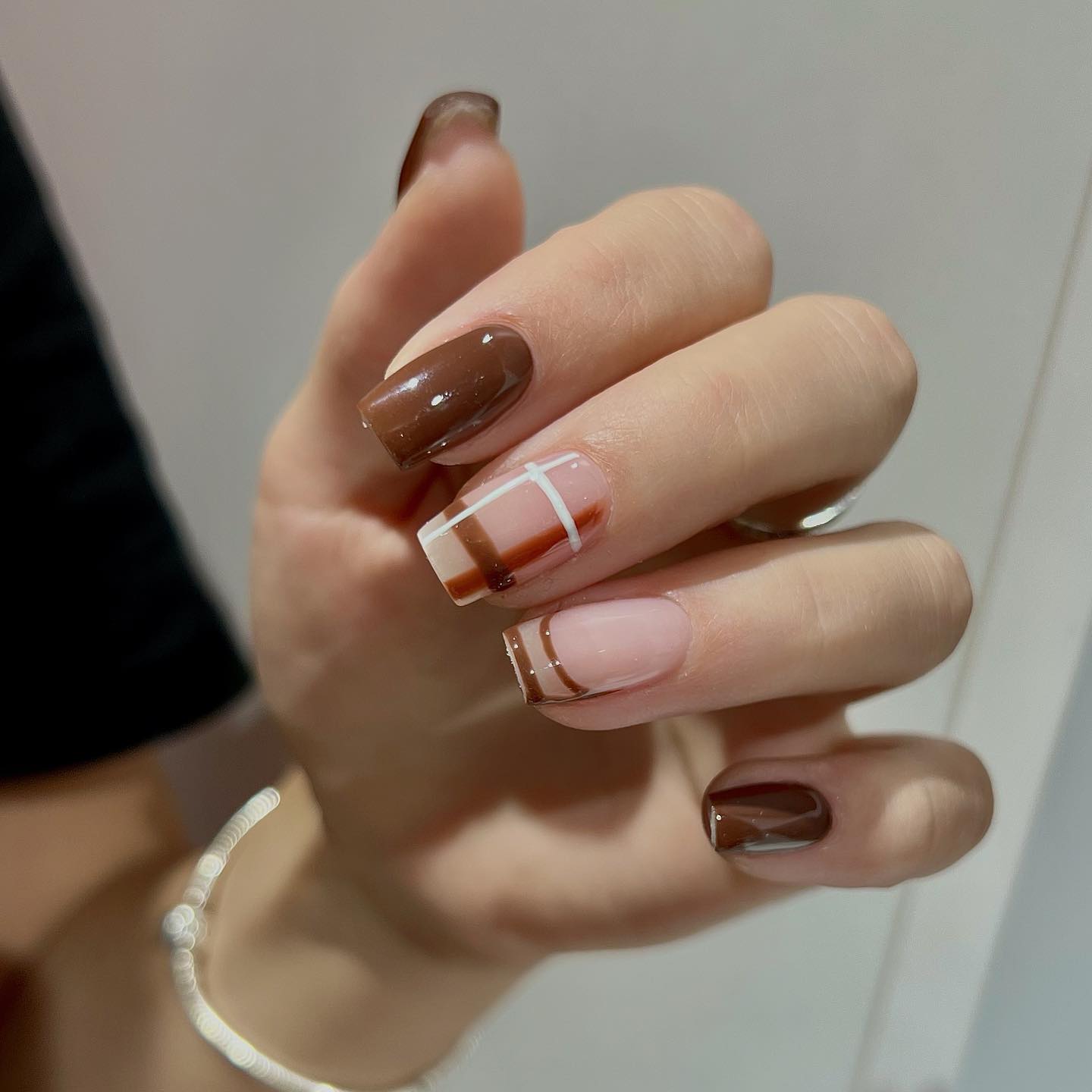 Kawowa magia: design paznokci, w którym można się zakochać