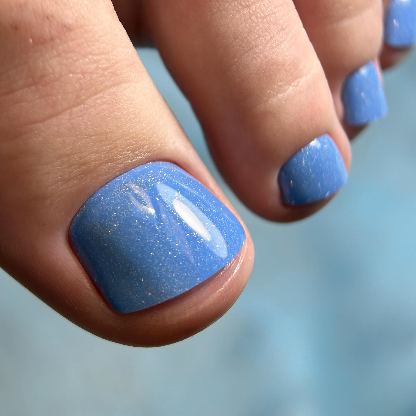 Lśniąca wyrafinowana głębia błękitu.